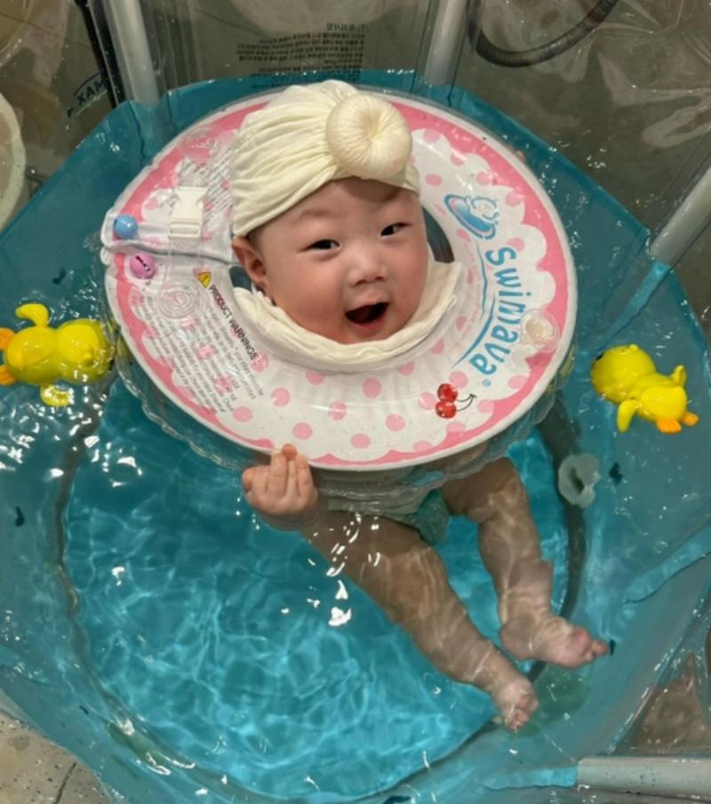 Bé bơi lội