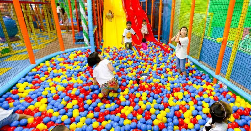 Mẹ tìm kiếm thông tin về khu vui chơi trẻ em TPHCM