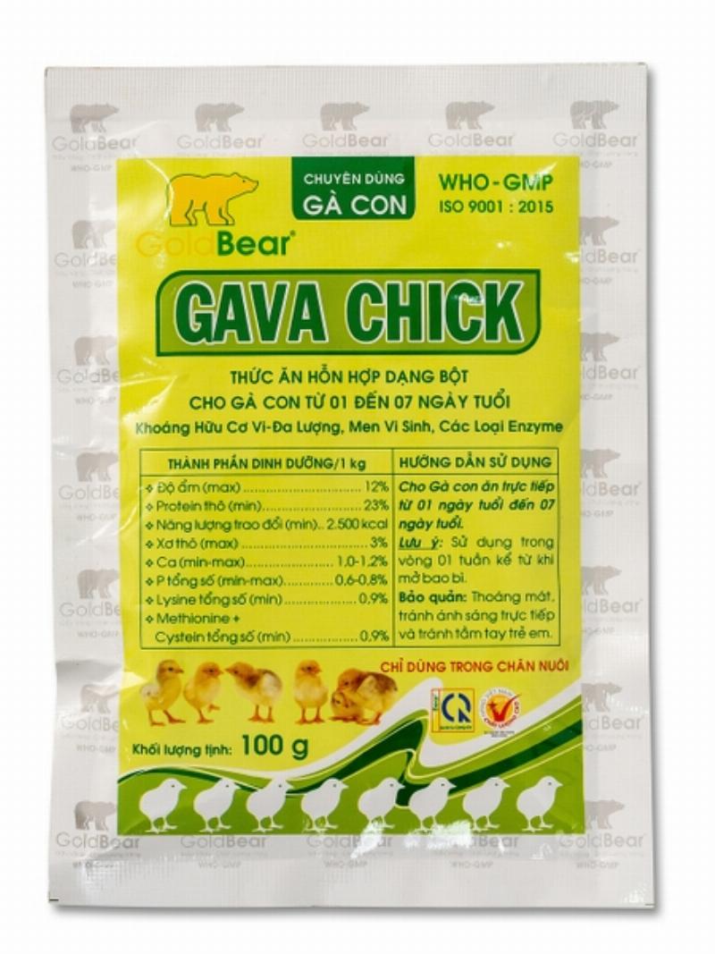 Gà con lông vàng trong mùa đông được giữ ấm trong chuồng