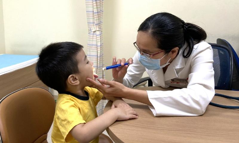 Khi nào cần đưa bé đến bệnh viện khi bị chân tay miệng