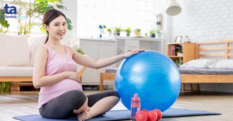 Mẹ bầu tập thể dục nhẹ nhàng
