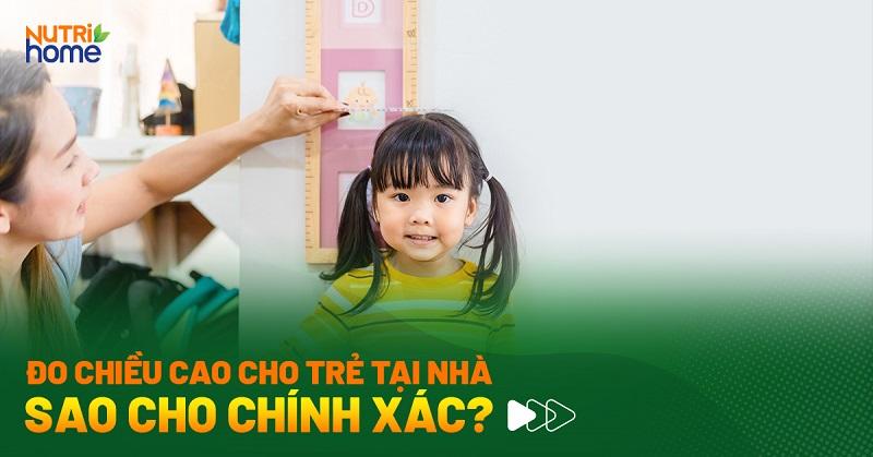 Mẹ đo chiều cao cho bé