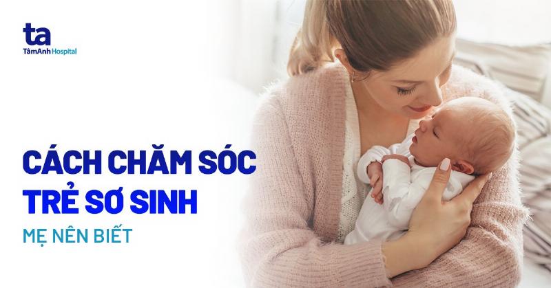 Nữ hộ sinh chăm sóc trẻ sơ sinh