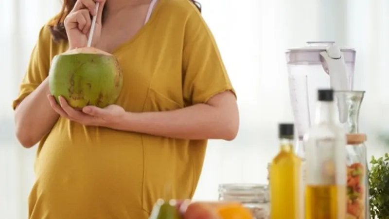 Bà bầu uống nước dừa
