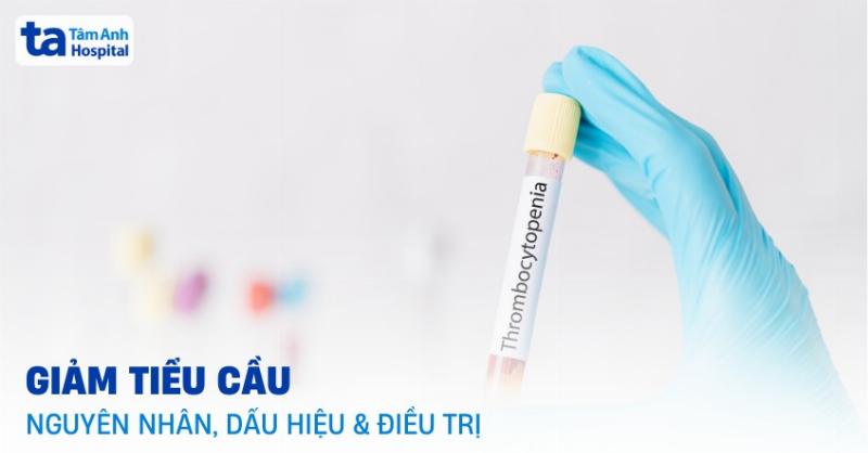 Bác sĩ thăm khám bệnh nhân với vết bầm tím để chẩn đoán nguyên nhân