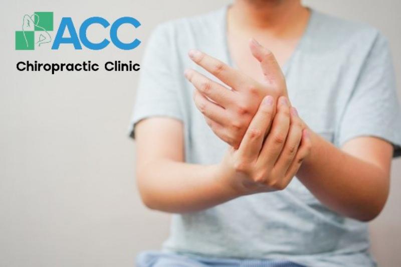 Bàn tay cầm quả mọng thể hiện chế độ ăn lành mạnh