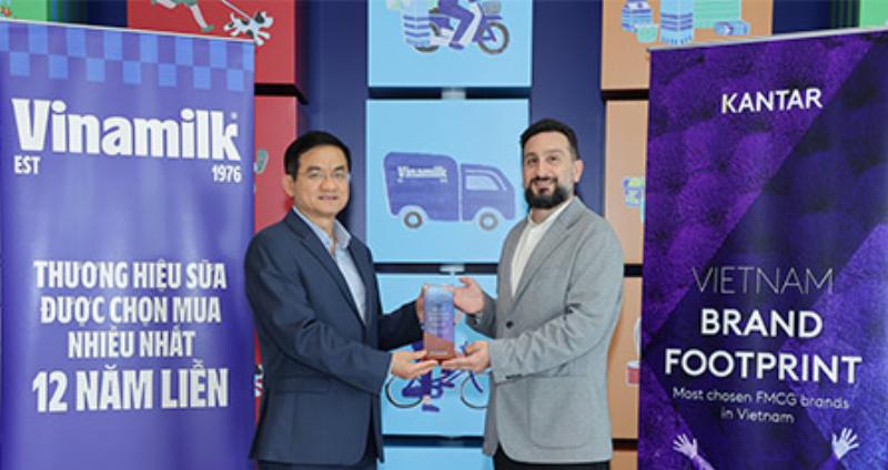 Hình ảnh cận cảnh bao bì sữa chua Vinamilk ít đường, nhấn mạnh thông tin dinh dưỡng và nhãn 'ít đường'