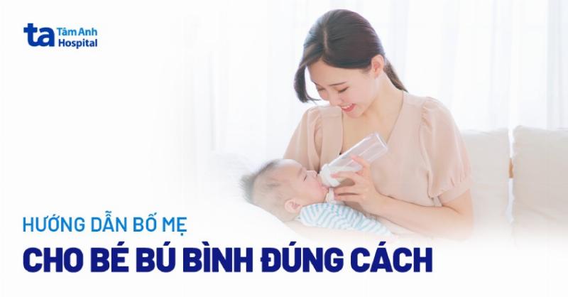 Em bé sơ sinh nằm trên ngực mẹ, đang ngậm vú và bú những giọt sữa non đầu tiên.