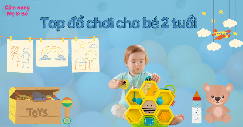 Bé gái 2 tuổi chơi đồ chơi