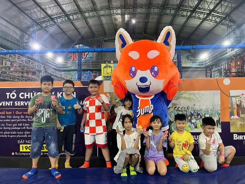 Hình ảnh bé đang leo tường núi nhân tạo trong khu vui chơi trong nhà, thể hiện sự dũng cảm