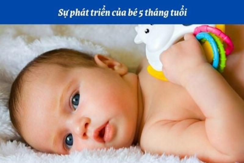 Hình ảnh mẹ và bé 0-6 tháng đang chơi đùa vui vẻ sau khi bé bú sữa xong