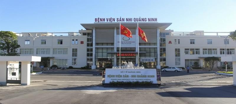 Hinh anh minh hoa mot ba me dang lam thu tuc dang ky kham benh tai quay tiep don benh vien san nhi Hung Yen, the hien su chu dong