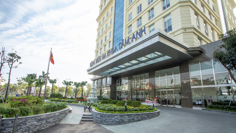 Hinh anh minh hoa mot bac si san nhi dang tan tinh tu van cho mot cap vo chong tre tai phong kham benh vien san nhi Hung Yen, the hien su chia se kien thuc va ho tro