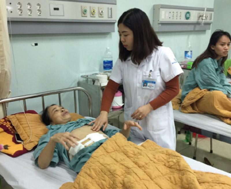 Hinh anh minh hoa mot phong benh sach se, gon gang voi giuong nam danh cho san phu va noi em be tai benh vien san nhi Hung Yen, the hien su chu dao ve tien nghi