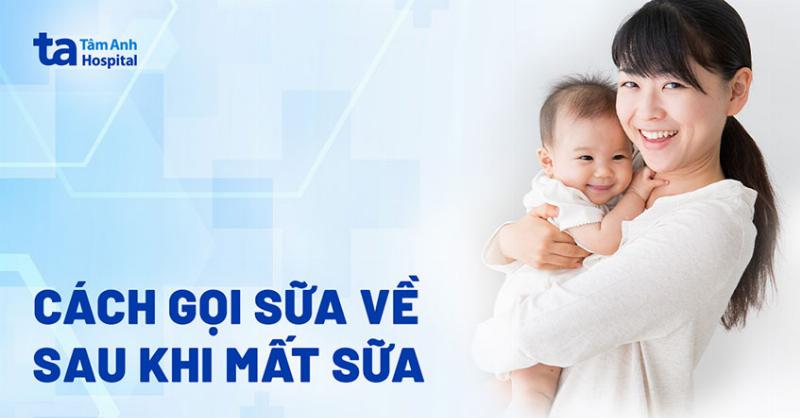 Người mẹ đang nhẹ nhàng hướng dẫn bé sơ sinh cách ngậm bắt vú đúng để bú sữa non.