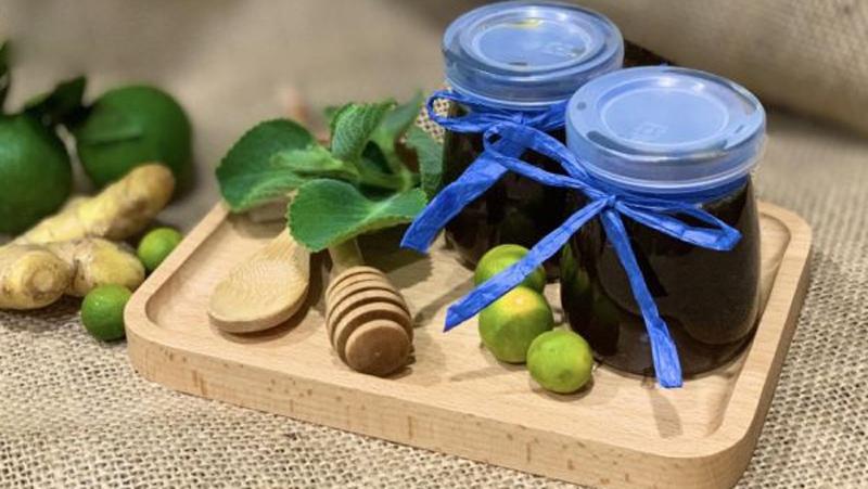 Hình ảnh minh họa chén chanh thái lát và mật ong đang được hấp cách thủy, biểu tượng cho siro ho tự làm an toàn cho bà bầu.