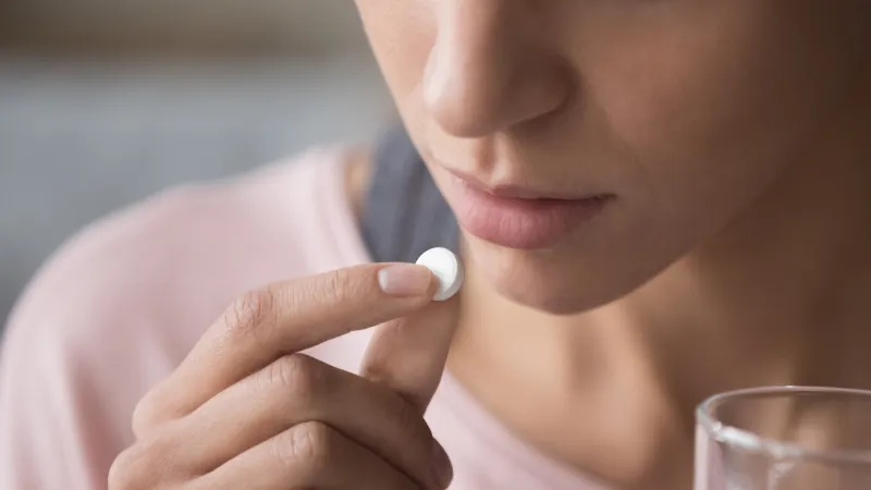 Hình ảnh nhiều hộp men tiêu hóa trẻ em khác nhau, thể hiện sự đa dạng và cần lựa chọn đúng loại men tiêu hoá trẻ em