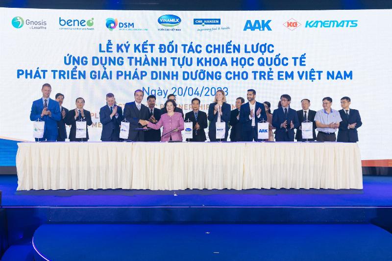 Hinh anh mo ta cac loai vang sua danh cho tre em, nhan manh cac tieu chi chon lua nhu "danh cho tre em", "it duong". Co the gom vai hop vang sua cua cac nhan hang uy tin. Phong cach chup san pham.