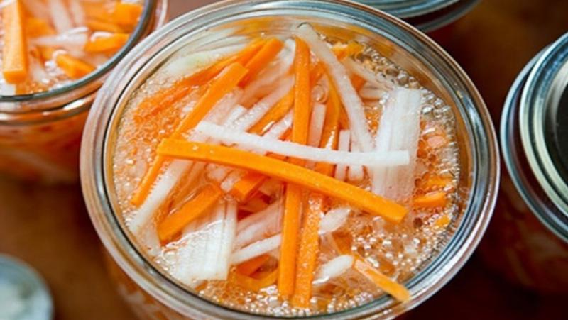 Ngam cu cai trong hon hop nuoc ngam