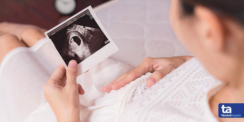 Hình ảnh minh họa các dịch vụ phòng khám sản phụ khoa: bàn khám, máy siêu âm, bác sĩ đang tư vấn cho bệnh nhân (có thể là mẹ bầu)