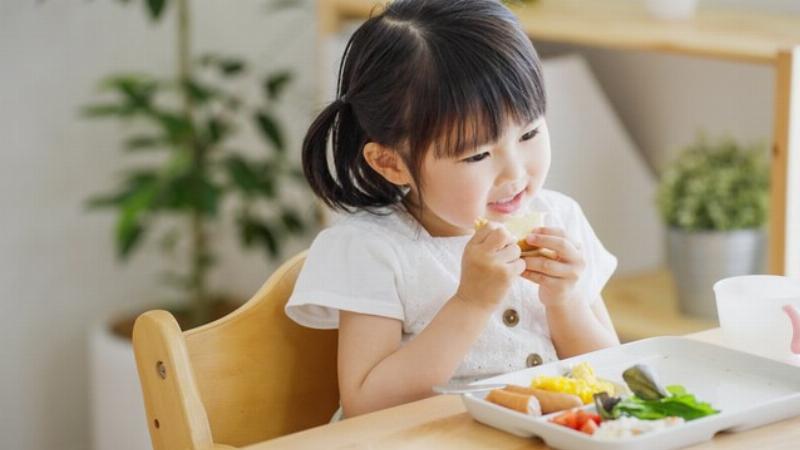 Gia đình thưởng thức bữa ăn lành mạnh, giàu dinh dưỡng