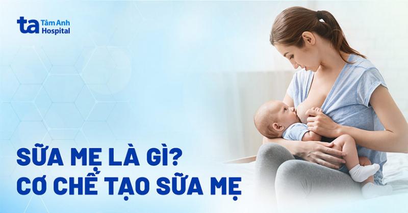 Hình ảnh mẹ uống nước để giữ đủ nước, quan trọng cho sản xuất sữa mẹ.