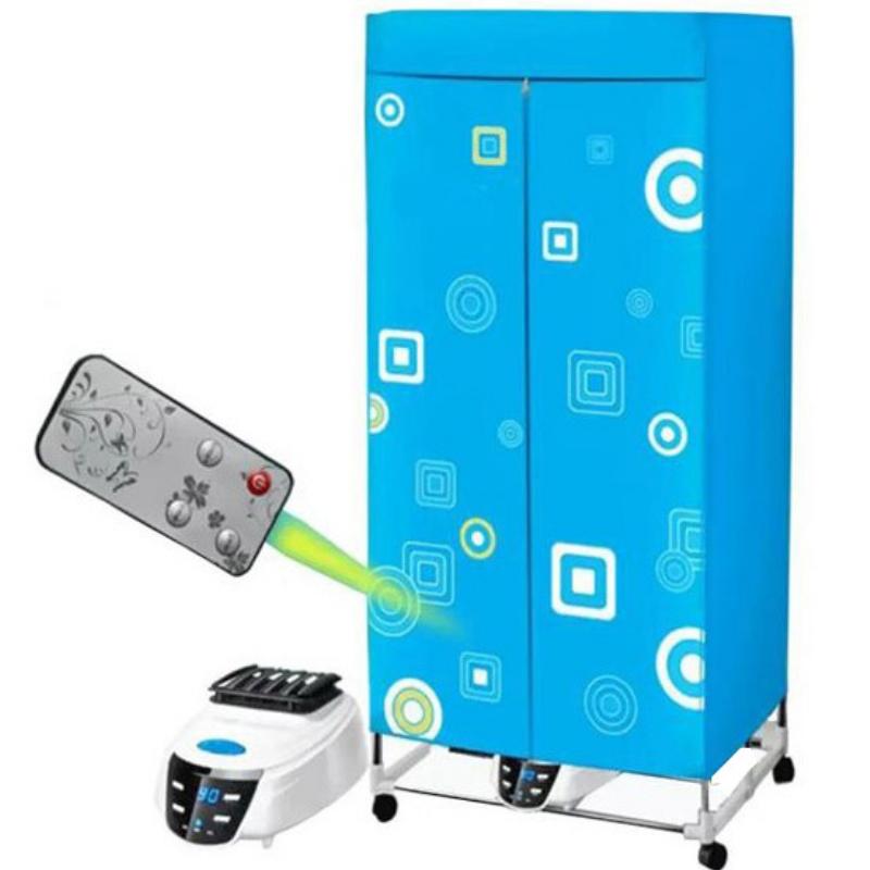 Một bà mẹ đang kiểm tra độ chắc chắn và các chi tiết trên một chiếc giá treo quần áo inox tại cửa hàng, minh họa việc kiểm tra chất lượng.