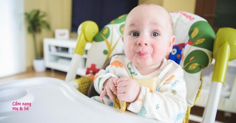 Làm sao để bé ngồi ghế ăn dặm ngoan?