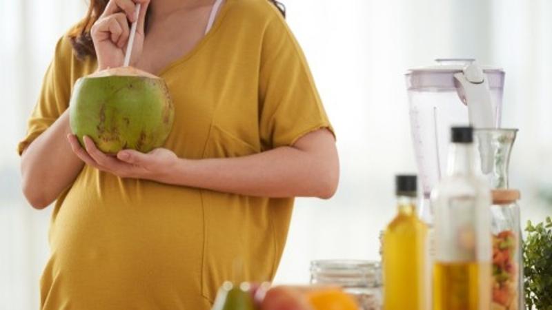 Các loại vitamin và khoáng chất có trong nước dừa tươi có lợi cho sức khỏe của mẹ bầu và sự phát triển của thai nhi.