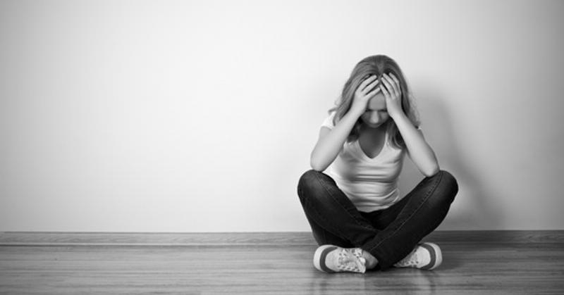 Hình ảnh người mẹ đang trò chuyện với bác sĩ phụ khoa kinh nghiệm, biểu cảm thoải mái và tin tưởng, trong một phòng khám hiện đại.