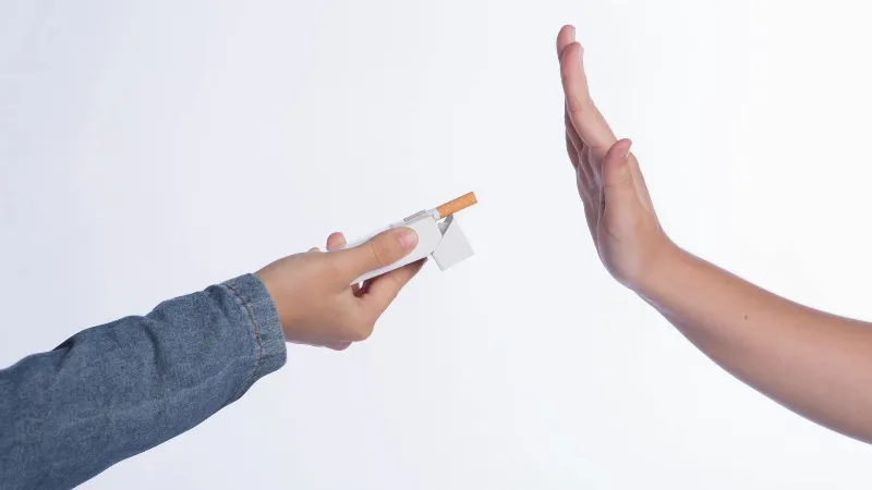 Hình ảnh minh họa các yếu tố quan trọng khi chọn phòng khám: biểu tượng bác sĩ, trái tim, tòa nhà sạch sẽ, đồng tiền, và hộp chat, tạo thành một vòng tròn tượng trưng cho sự lựa chọn toàn diện