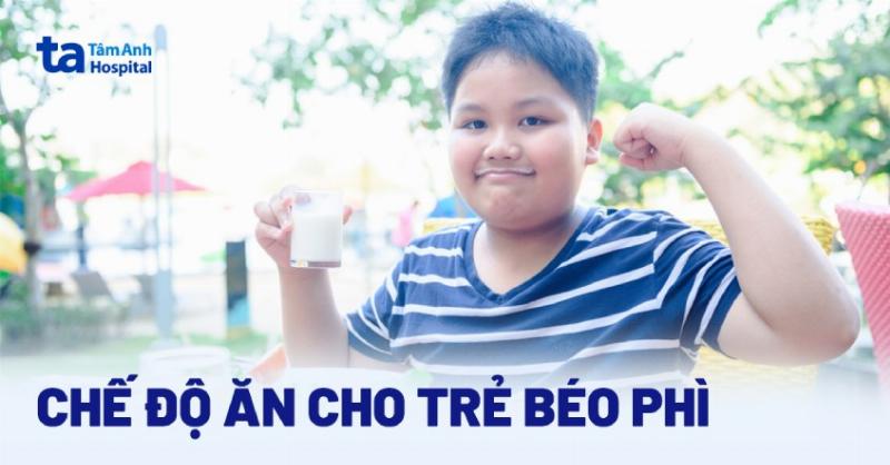Một mâm cơm đầy đủ dinh dưỡng cho bé 3 tuổi với cơm, thịt, cá, rau xanh, và một chén canh, thể hiện các nhóm thực phẩm cần thiết để bé có cân nặng chuẩn.