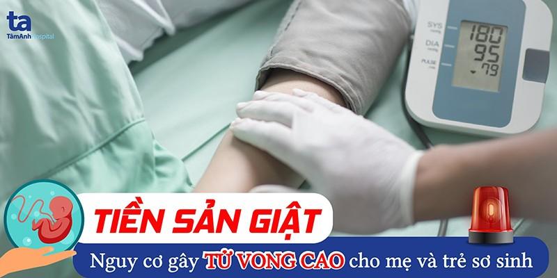 Một mẹ bầu đang ngồi nói chuyện với bác sĩ sản khoa trong phòng khám, thảo luận về sức khỏe thai kỳ và các lưu ý, bao gồm quan hệ khi mang thai có được xuất vào trong không