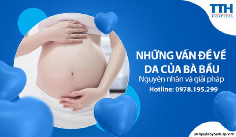 Một mẹ bầu với bụng lớn đang cười rạng rỡ, tay ôm bụng, thể hiện sự tự tin và hạnh phúc trong thai kỳ, liên quan đến việc giải tỏa lo lắng về quan hệ khi mang thai có được xuất vào trong không