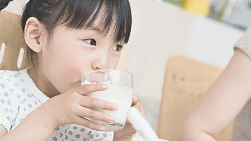 Mẹ cho bé uống sữa