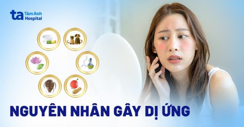 Hình ảnh người mẹ kiểm tra làn da của bé để tìm dấu hiệu dị ứng sau khi ăn thực phẩm mới