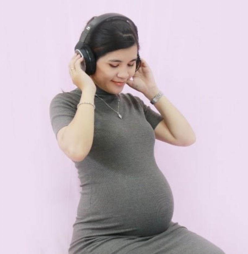 Mẹ và bé nghe nhạc