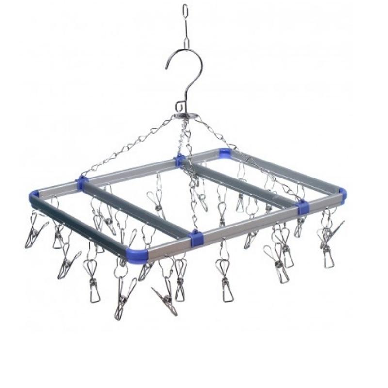 Một bà mẹ đang sắp xếp quần áo em bé lên các thanh phơi của giá treo quần áo inox, thể hiện cách phơi hiệu quả và khoa học.