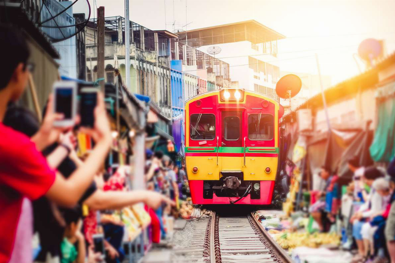 Hình ảnh tàu hỏa chạy trên đường ray