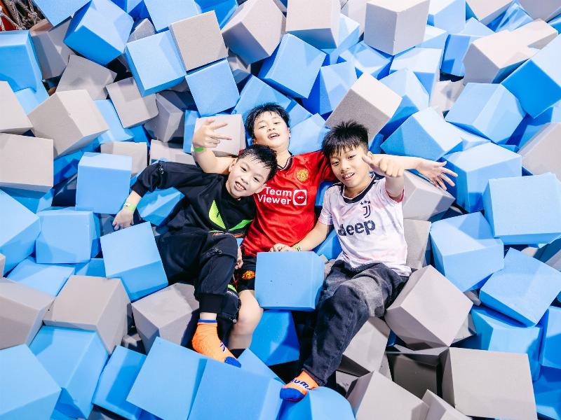 Hình ảnh trẻ em đang trượt cầu trượt lớn tại khu vui chơi ngoài trời nhiều nắng