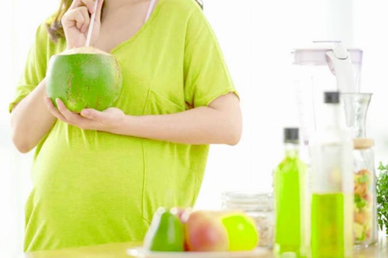 Uống bao nhiêu nước dừa khi mang thai tuần đầu