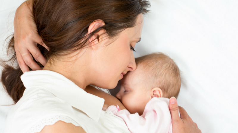 Một em bé đang uống nước từ bình tập uống, minh họa tầm quan trọng của việc cung cấp đủ chất lỏng khi bị táo bón