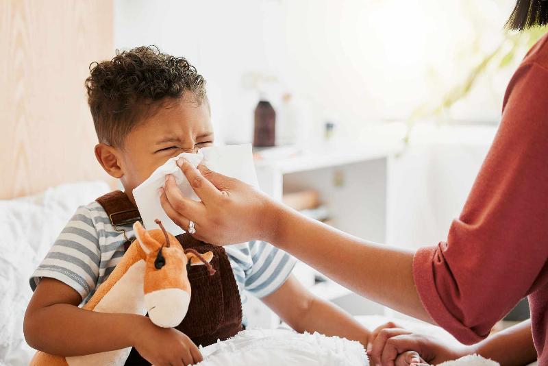 Vệ sinh mũi cho bé bằng nước muối sinh lý Pháp