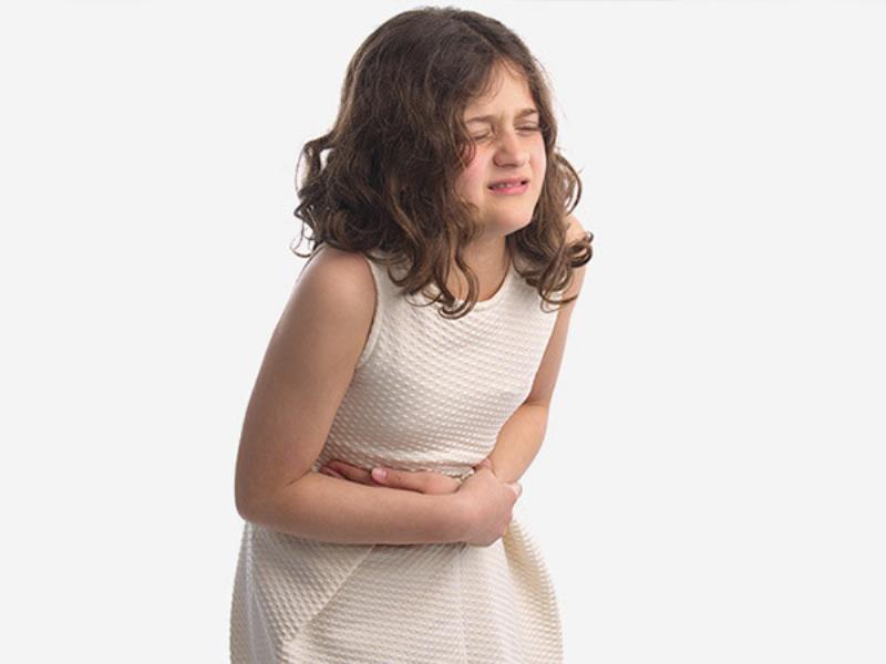 Hình ảnh minh họa việc chăm sóc và điều trị trẻ bị viêm ruột