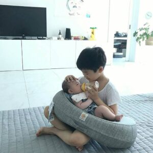 Gối cho bé bú Ergobaby Pillow Xám chính hãng