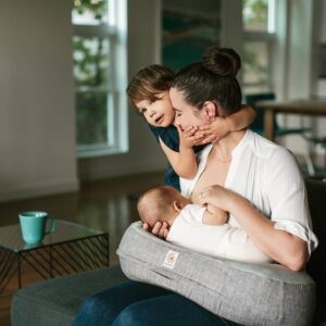 Gối cho bé bú Ergobaby Pillow Xám chính hãng