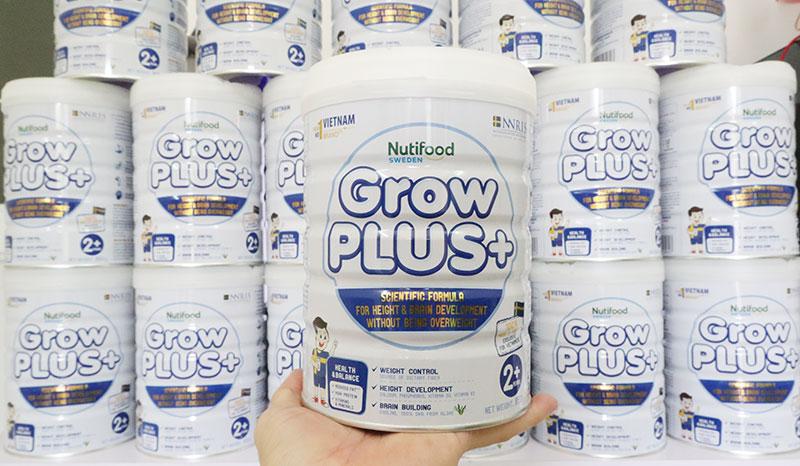 Bé uống sữa Grow Plus trắng pha sẵn