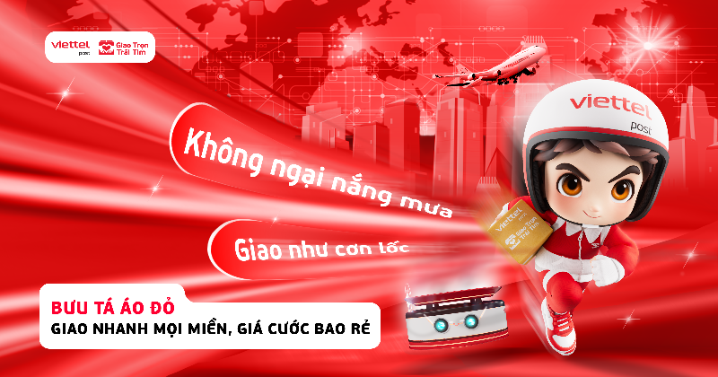 Một nhân viên Con Cưng đang cẩn thận đóng gói sản phẩm vào túi cho khách hàng, thể hiện sự phục vụ chu đáo